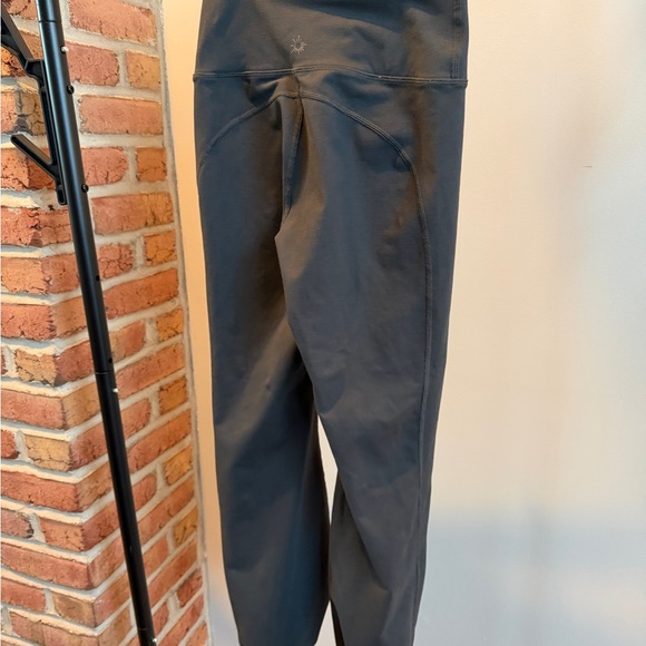 OFFLINE by Aerie The Hugger Cinch hem pant in charcoal - Picture 3 of 7
